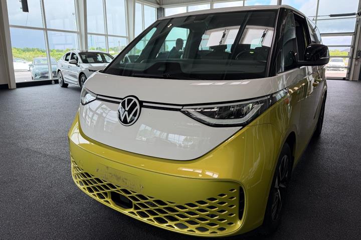 Gul VW ID.Buzz fra 2023 set udefra