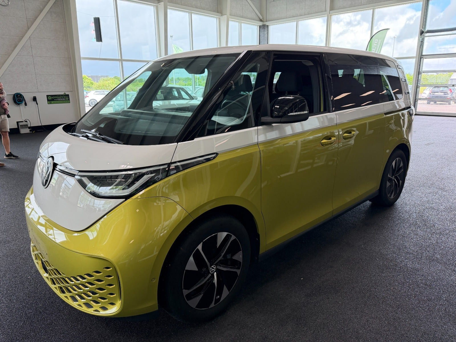 Gul VW ID.Buzz fra 2023