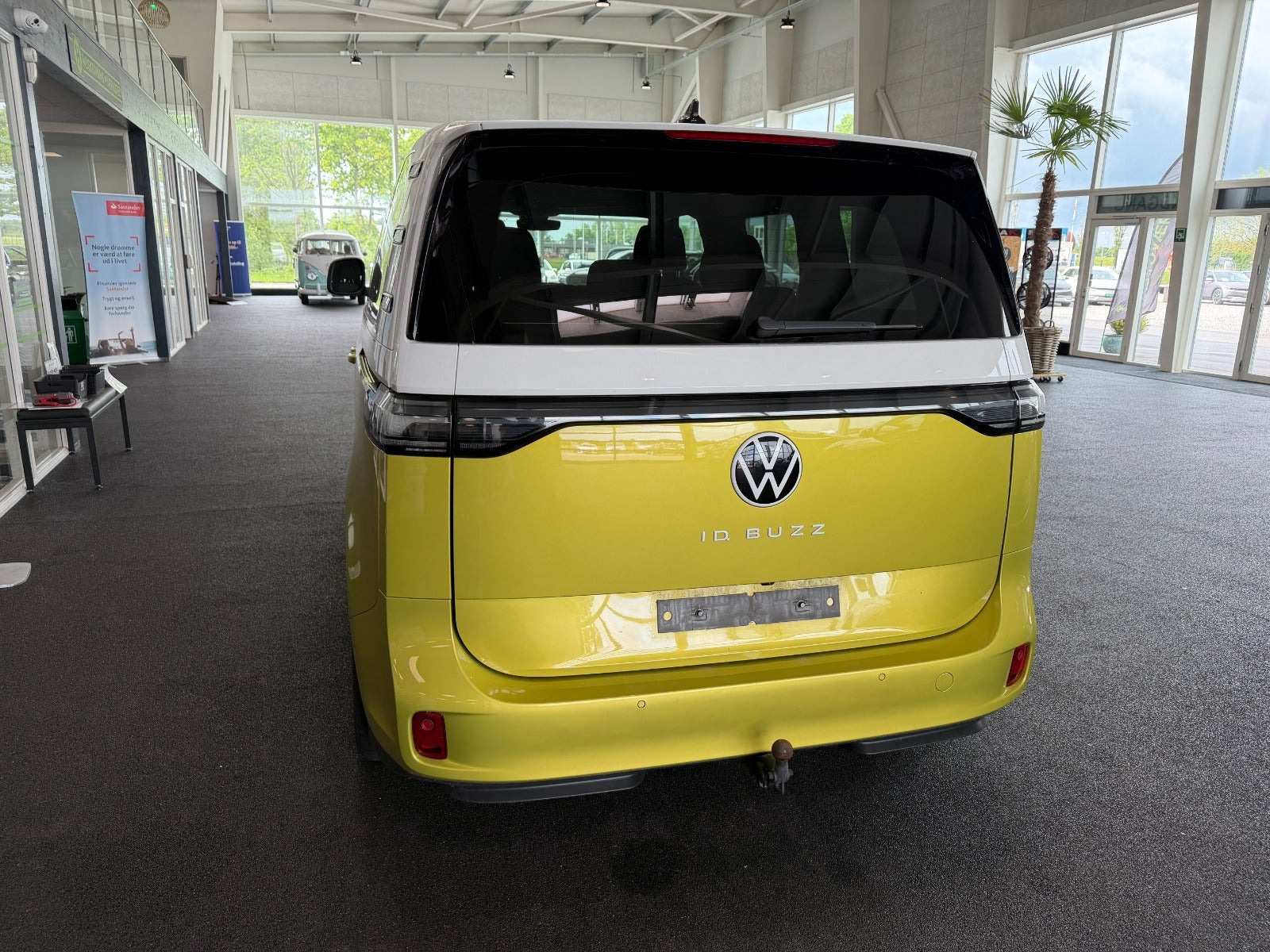 Gul VW ID.Buzz fra 2023