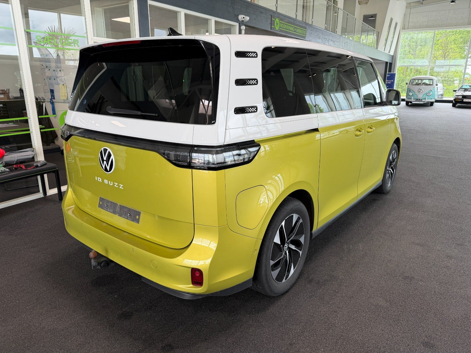 Gul VW ID.Buzz fra 2023