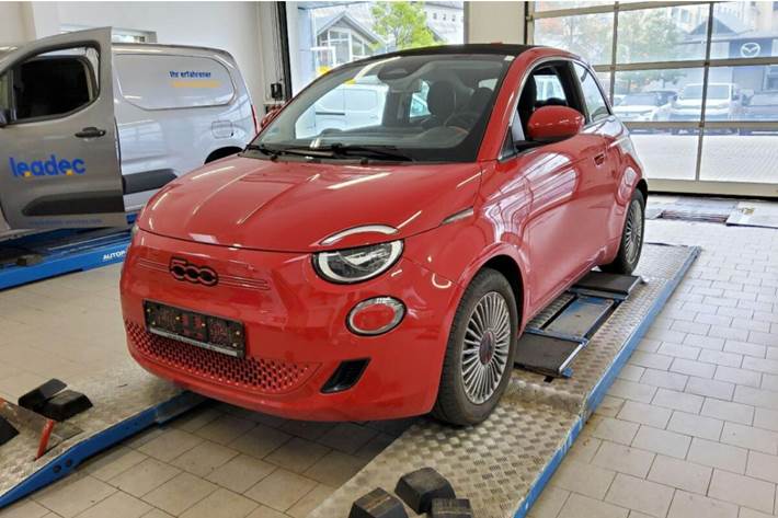 Rød Fiat 500e fra 2023