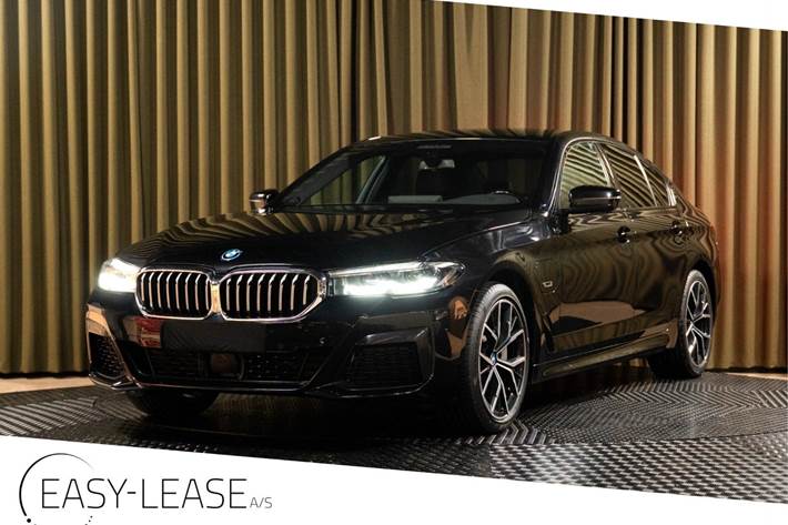 Sort BMW 530e fra 2023 set udefra