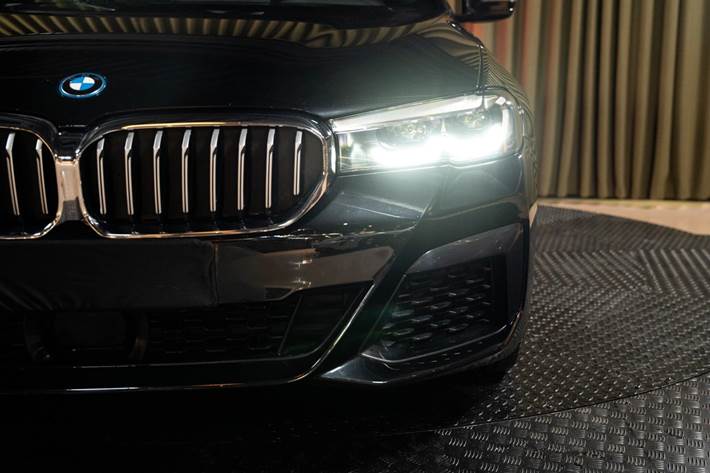 Sort BMW 530e fra 2023