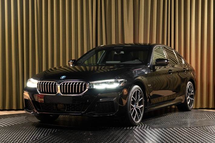 Sort BMW 530e fra 2023