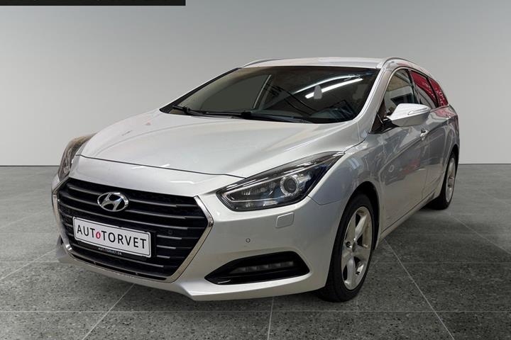 Sølv Hyundai i40 fra 2017 set udefra
