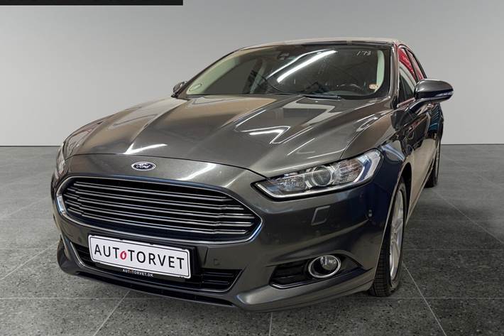 Grå Ford Mondeo fra 2015