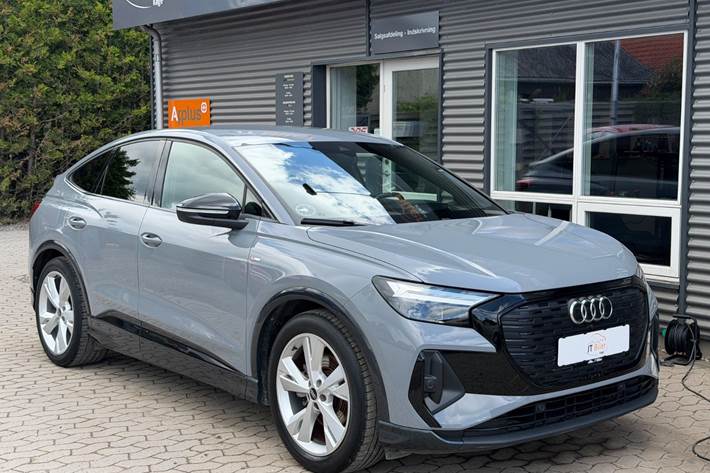 Grå Audi Q4 e-tron fra 2023 set udefra
