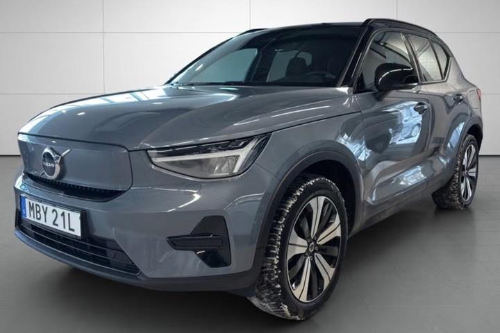 Grå Volvo XC40 fra 2023 set udefra