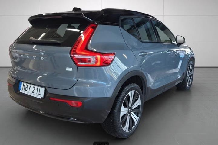 Grå Volvo XC40 fra 2023