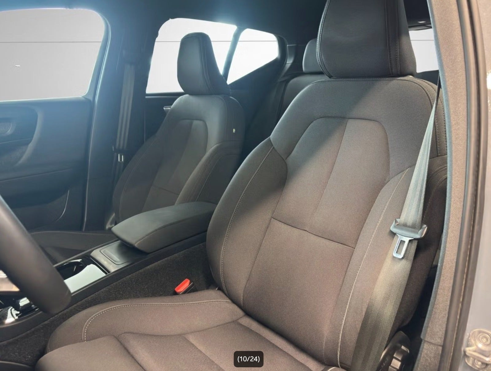 Grå Volvo XC40 fra 2023