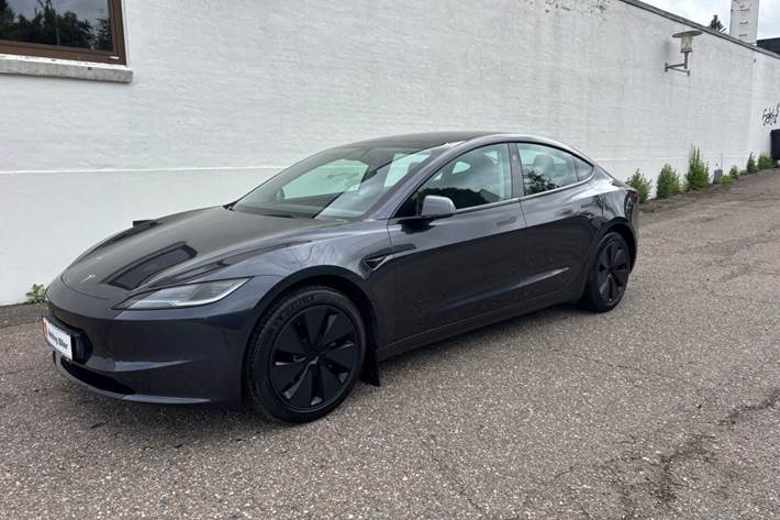 Grå Tesla Model 3 fra 2023