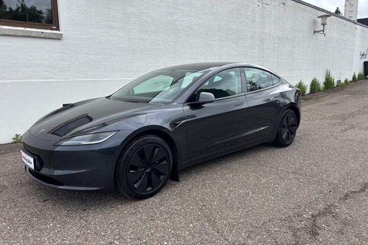 Grå Tesla Model 3 fra 2023 set udefra