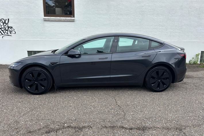 Grå Tesla Model 3 fra 2023