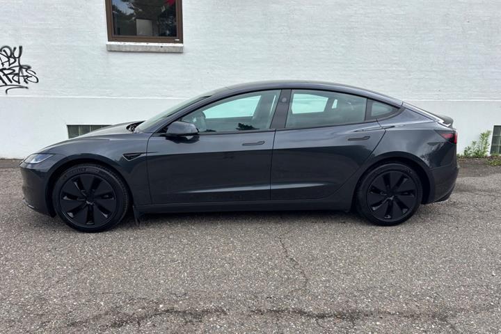Grå Tesla Model 3 fra 2023
