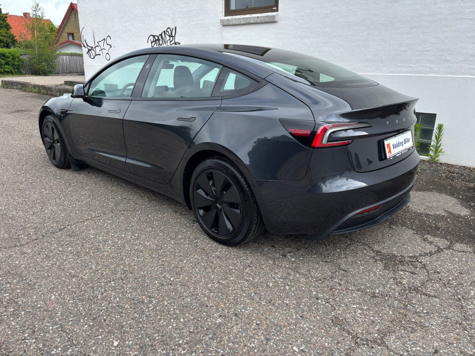 Grå Tesla Model 3 fra 2023