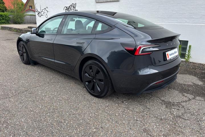 Grå Tesla Model 3 fra 2023