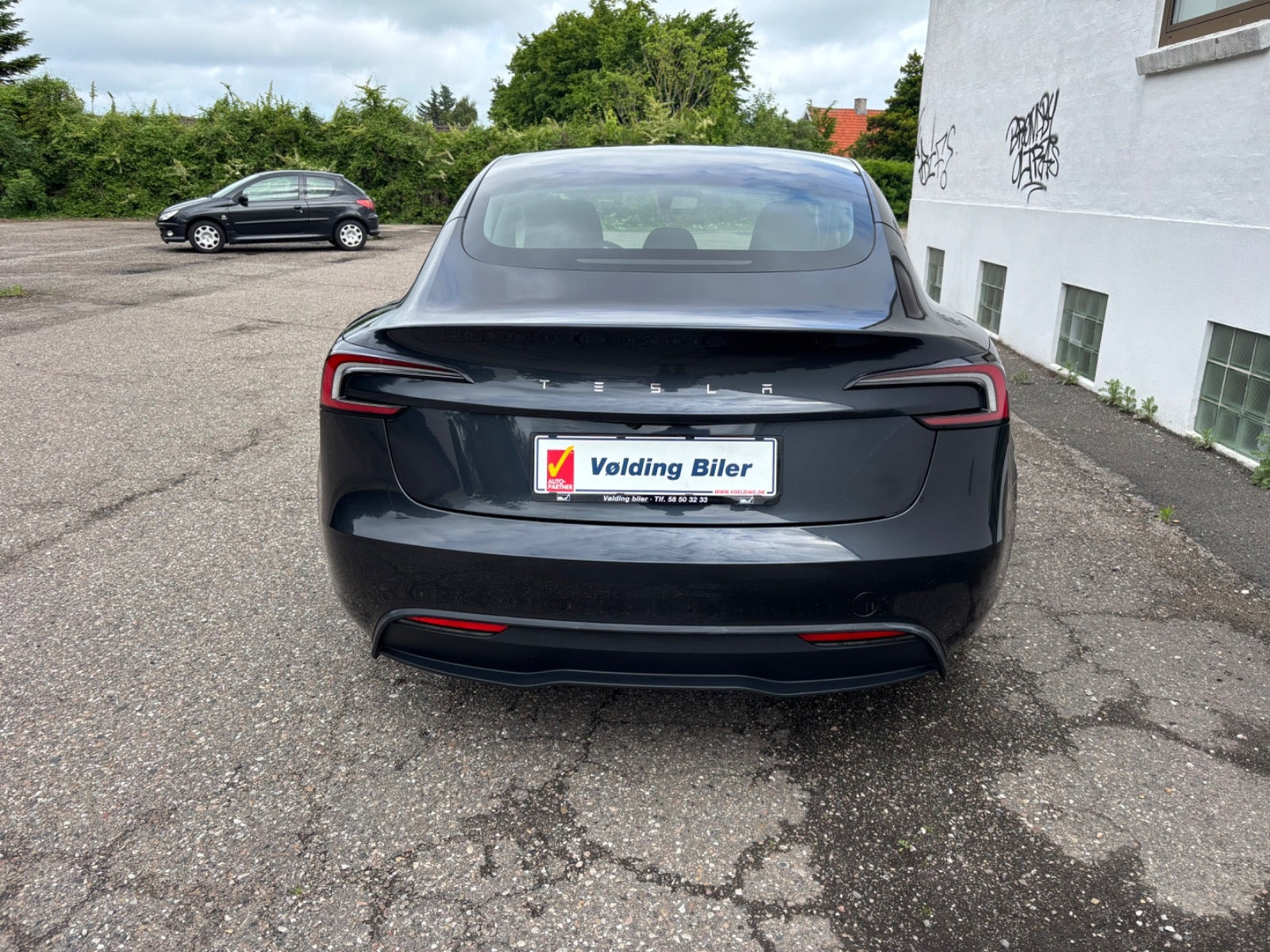 Grå Tesla Model 3 fra 2023
