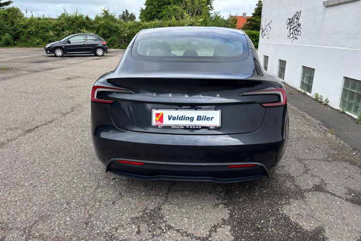 Grå Tesla Model 3 fra 2023