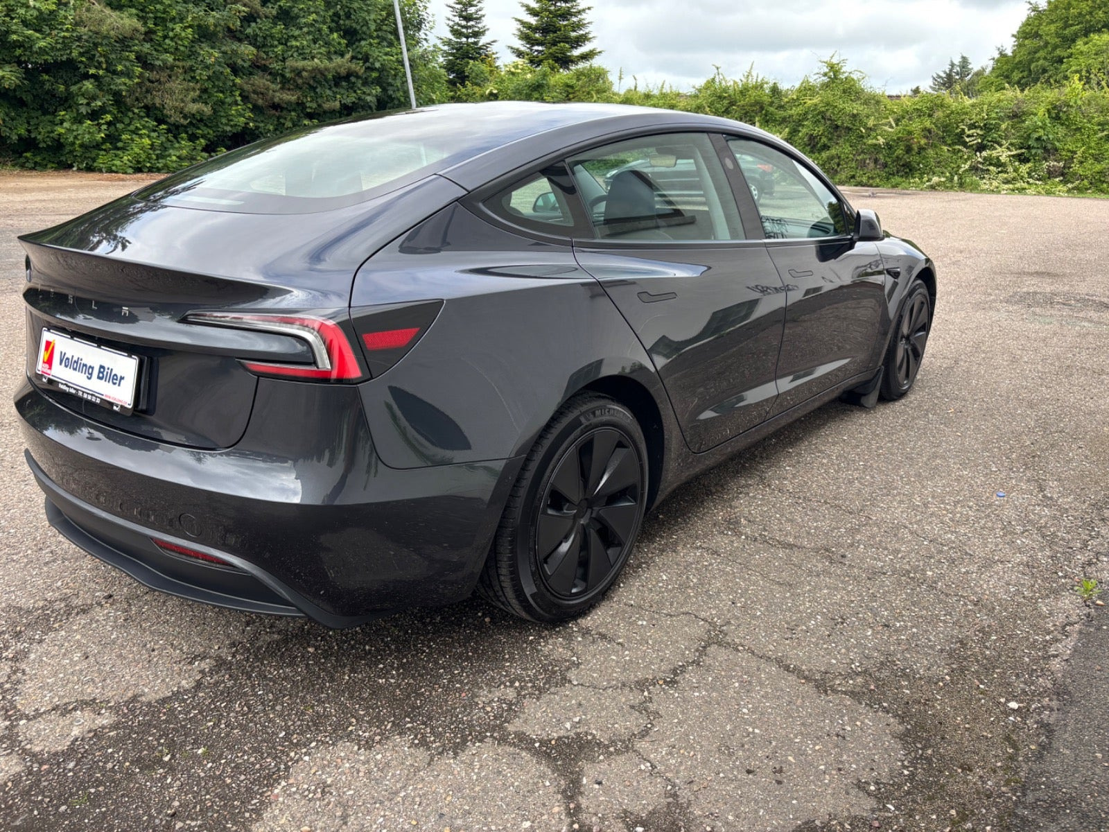 Grå Tesla Model 3 fra 2023