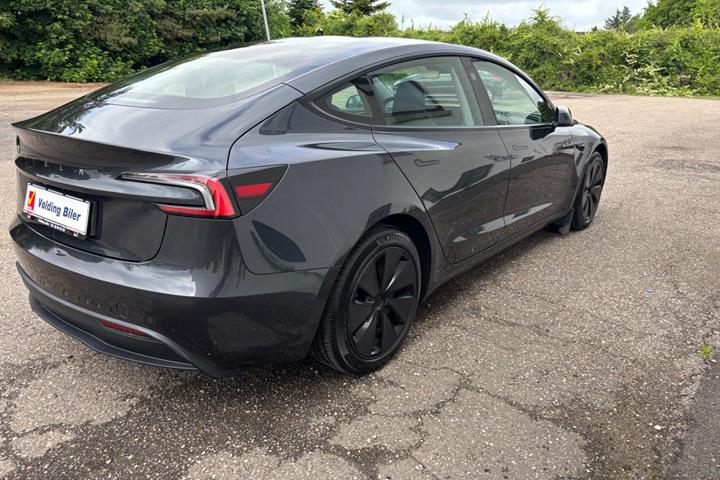 Grå Tesla Model 3 fra 2023