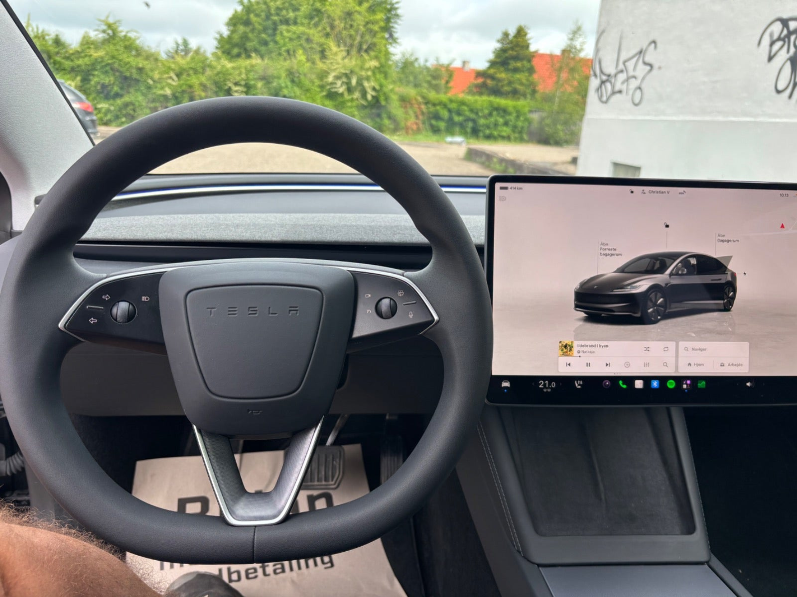 Grå Tesla Model 3 fra 2023