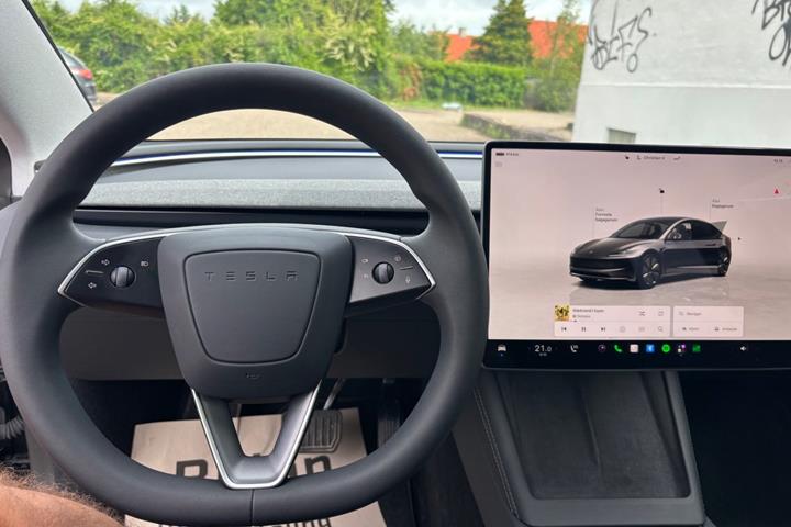 Grå Tesla Model 3 fra 2023