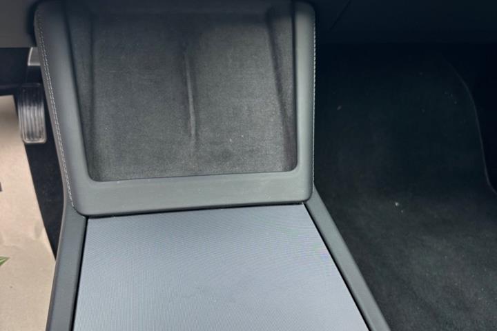 Grå Tesla Model 3 fra 2023