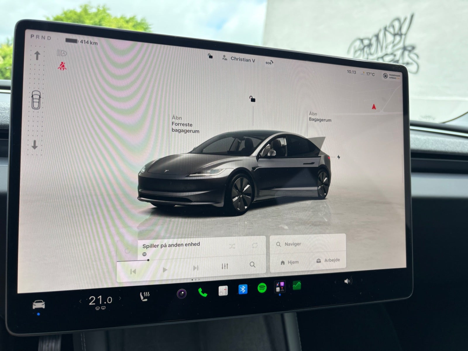 Grå Tesla Model 3 fra 2023