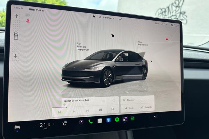 Grå Tesla Model 3 fra 2023
