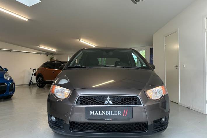 Brun Mitsubishi Colt fra 2012