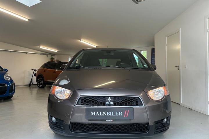 Brun Mitsubishi Colt fra 2012