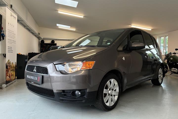 Brun Mitsubishi Colt fra 2012