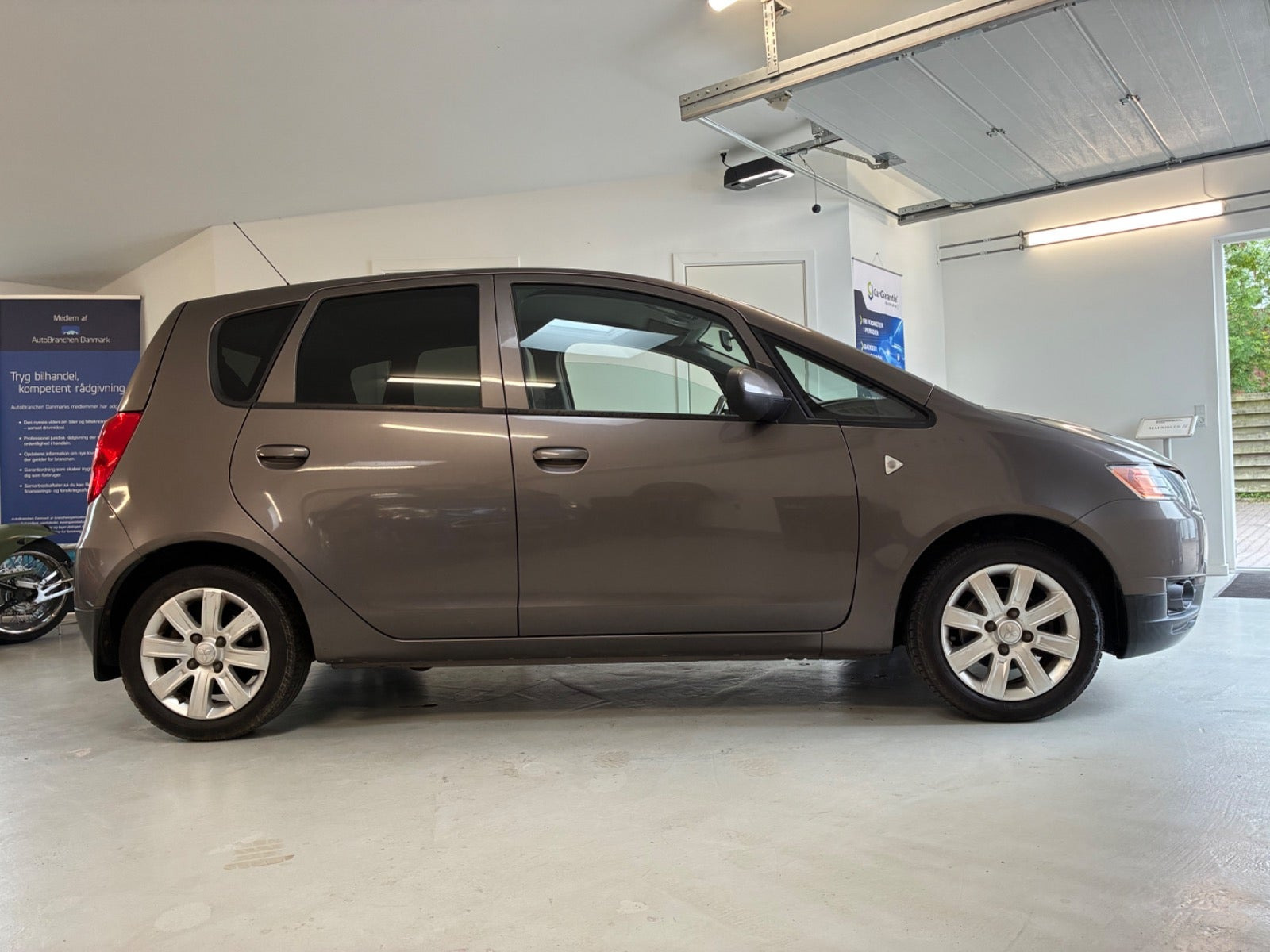 Brun Mitsubishi Colt fra 2012