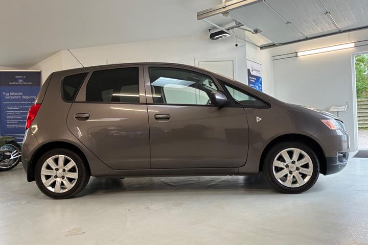 Brun Mitsubishi Colt fra 2012