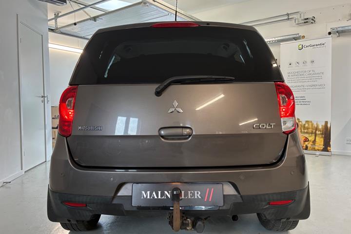 Brun Mitsubishi Colt fra 2012