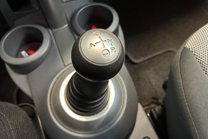 Brun Mitsubishi Colt fra 2012