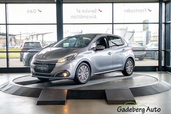 Grå Peugeot 208 fra 2019