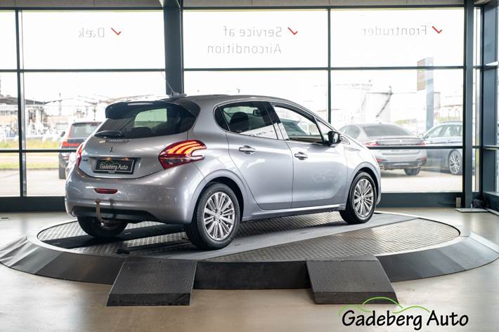 Grå Peugeot 208 fra 2019