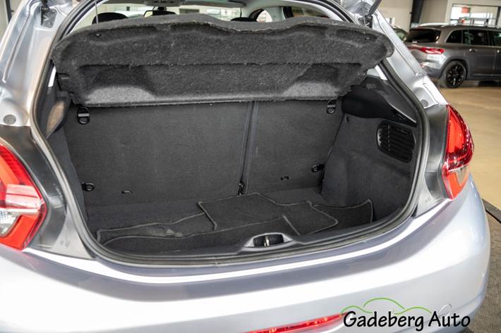 Grå Peugeot 208 fra 2019