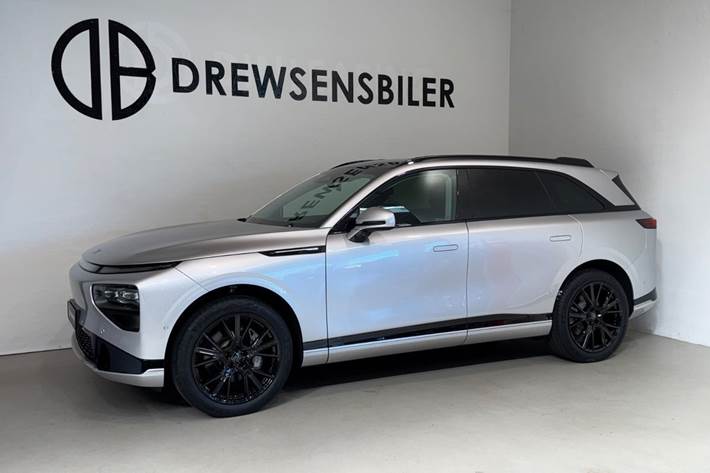 Sølv Xpeng G9 fra 2024 set udefra