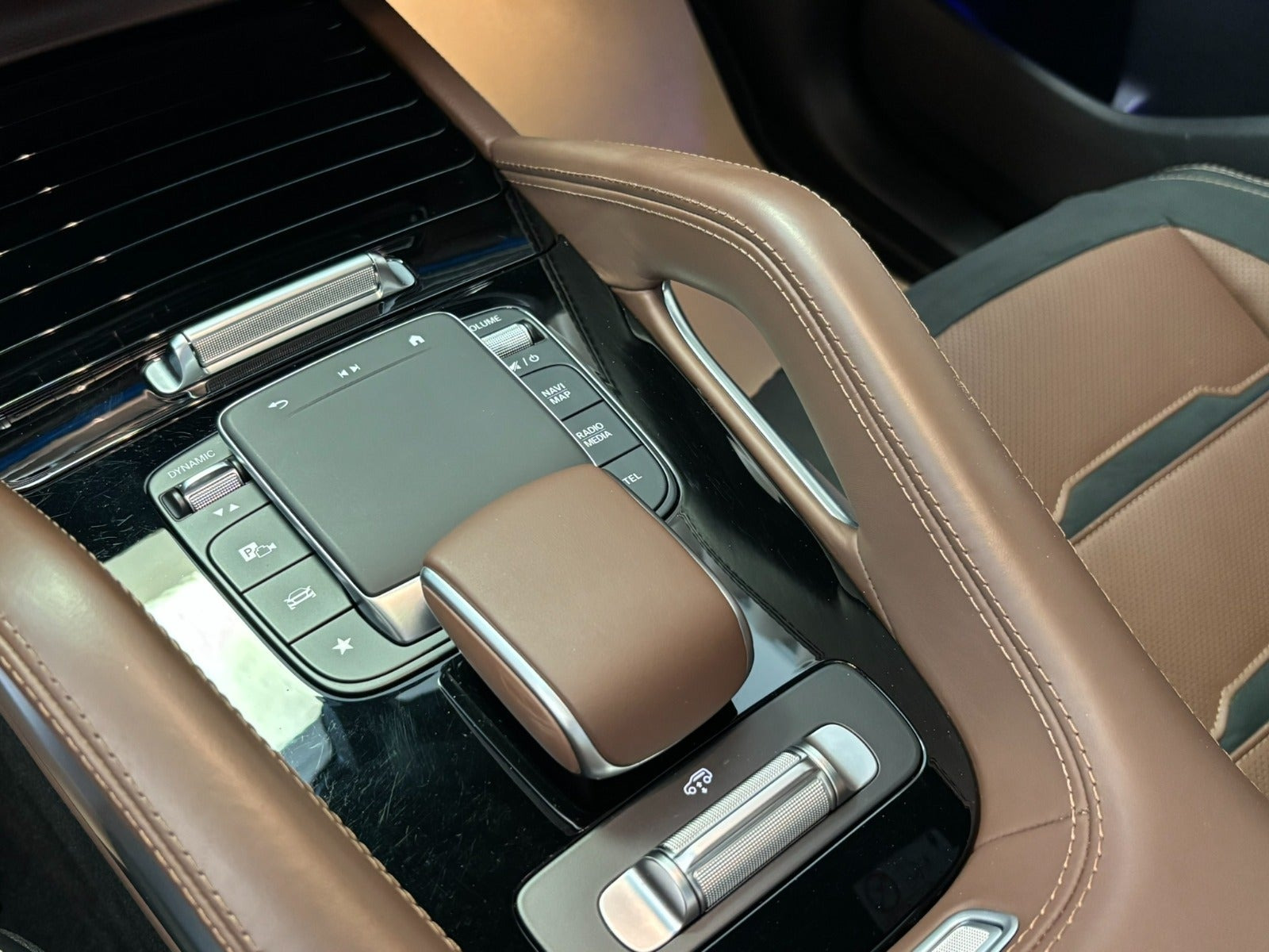 Grøn Mercedes GLE53 fra 2024