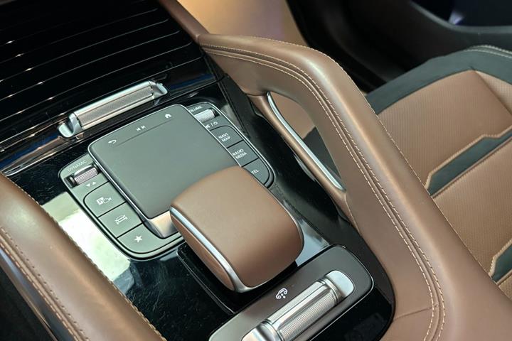 Grøn Mercedes GLE53 fra 2024