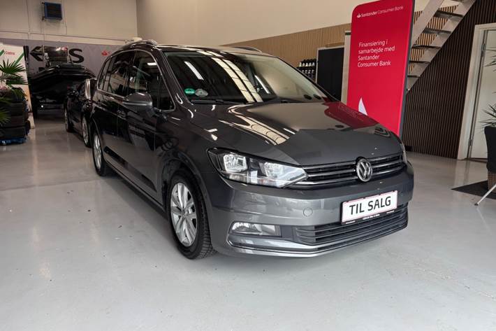 Grå VW Touran fra 2017