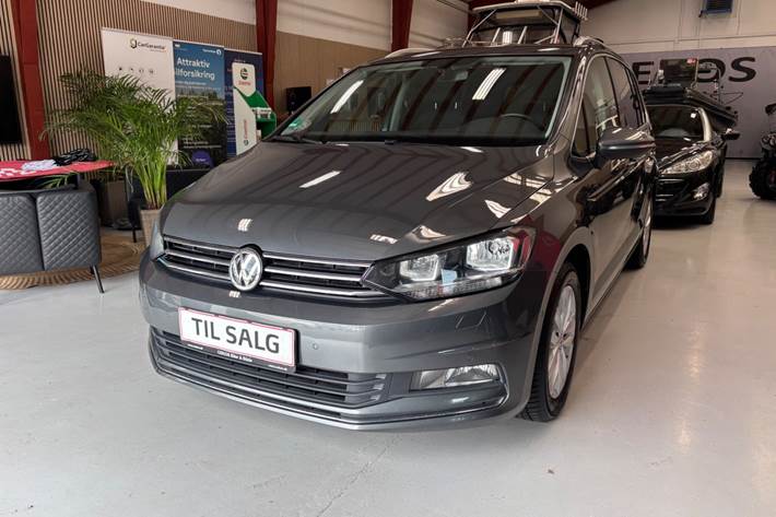 Grå VW Touran fra 2017