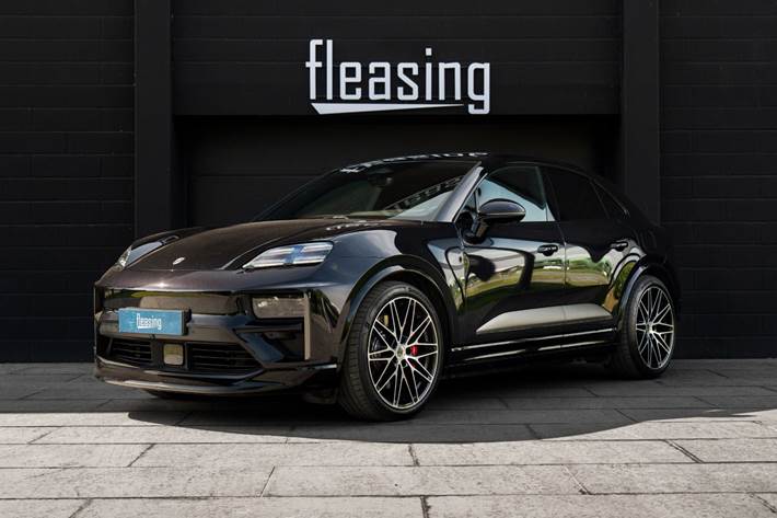 Sort Porsche Macan Turbo fra 2024