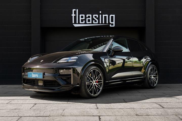 Sort Porsche Macan Turbo fra 2024 set udefra