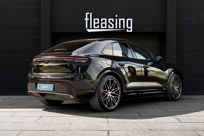 Sort Porsche Macan Turbo fra 2024
