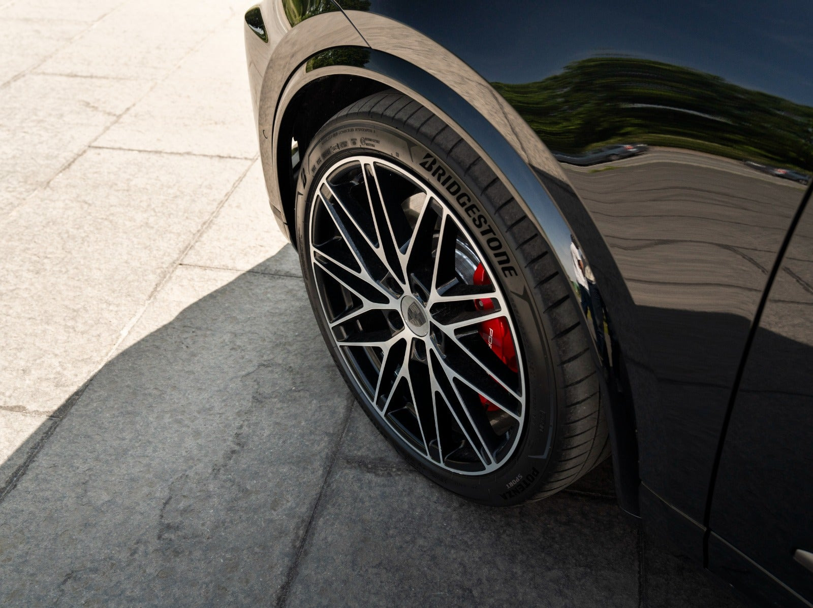 Sort Porsche Macan Turbo fra 2024
