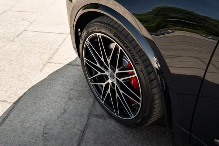 Sort Porsche Macan Turbo fra 2024