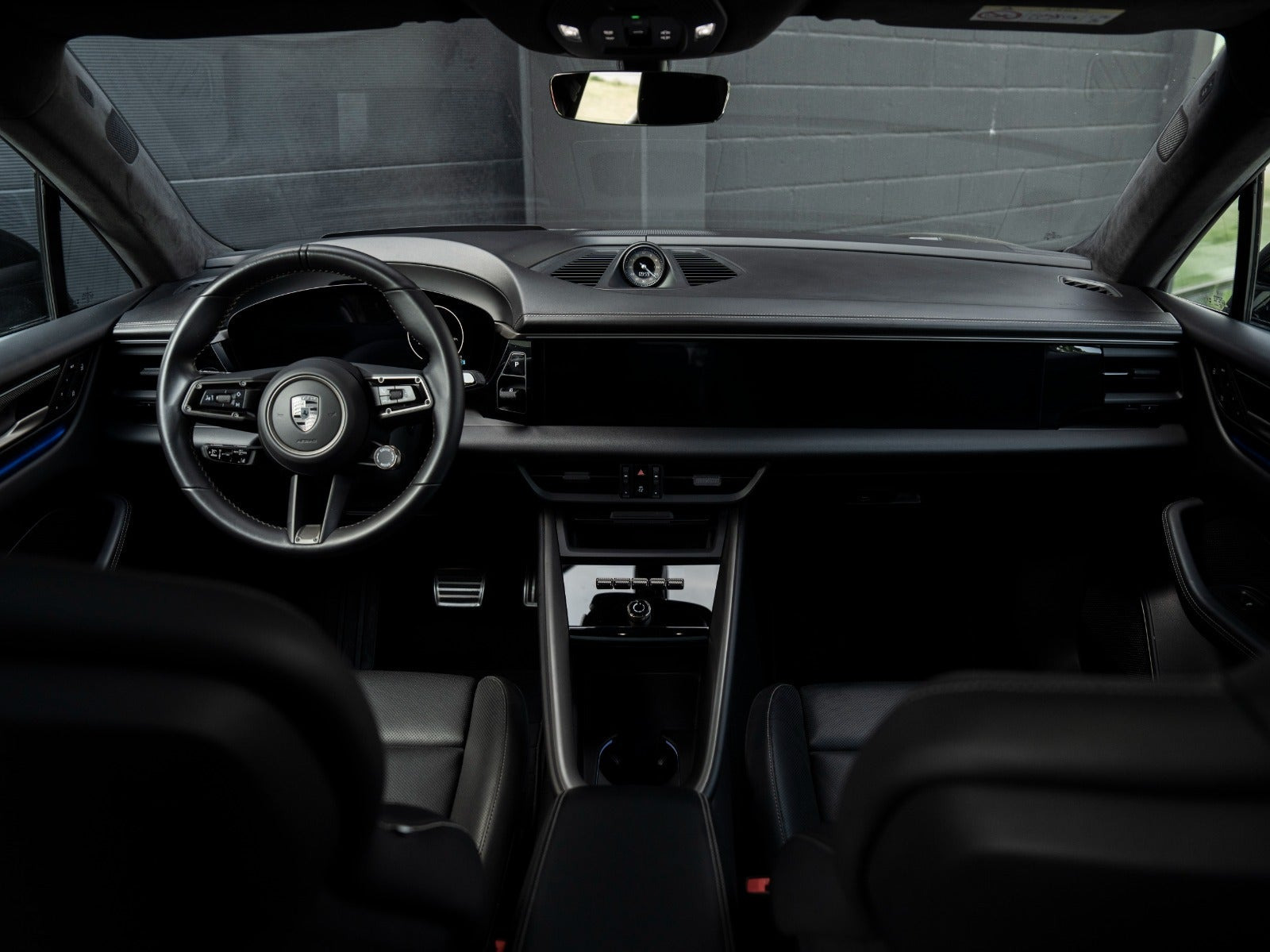 Sort Porsche Macan Turbo fra 2024